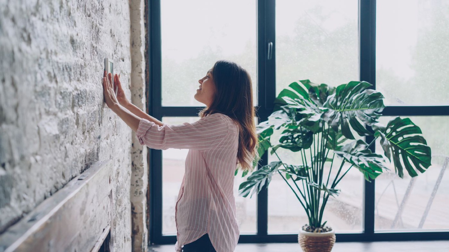 Réglage d'un thermostat mural dans une maison en pierre rénovée