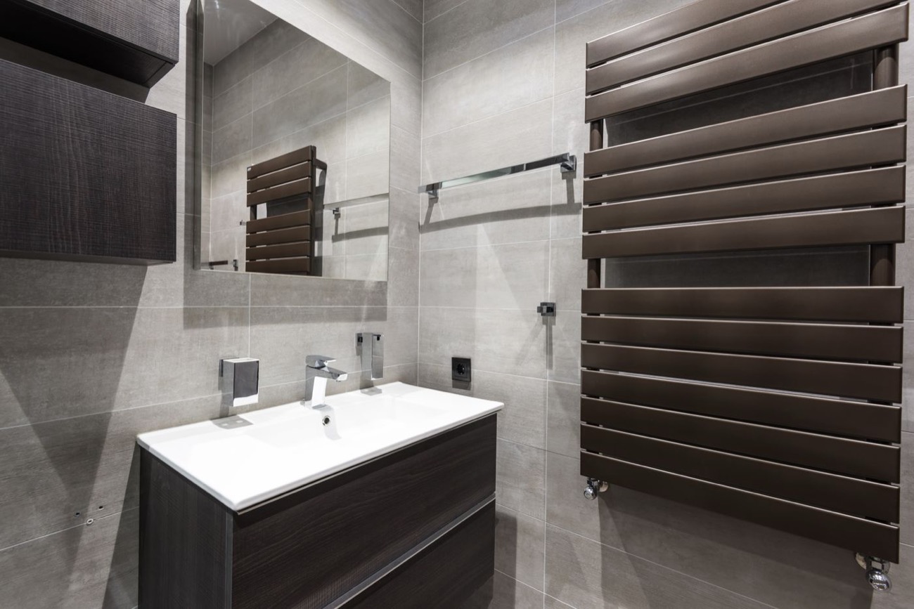 Sèche-serviettes design dans une salle de bains rénovée
